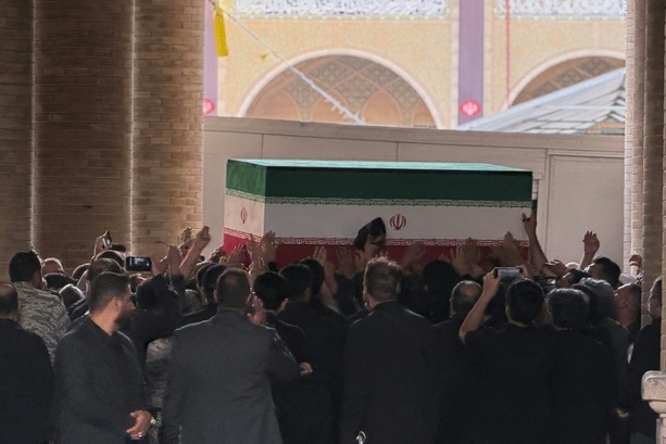 Bild vergr&ouml;&szlig;ern: Massenandrang zu Beginn der Trauerfeiern für Chamenei im Iran