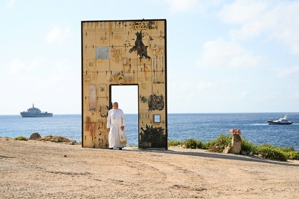 Bild vergr&ouml;&szlig;ern: Papst macht in Lampedusa auf Schicksal von Migranten aufmerksam