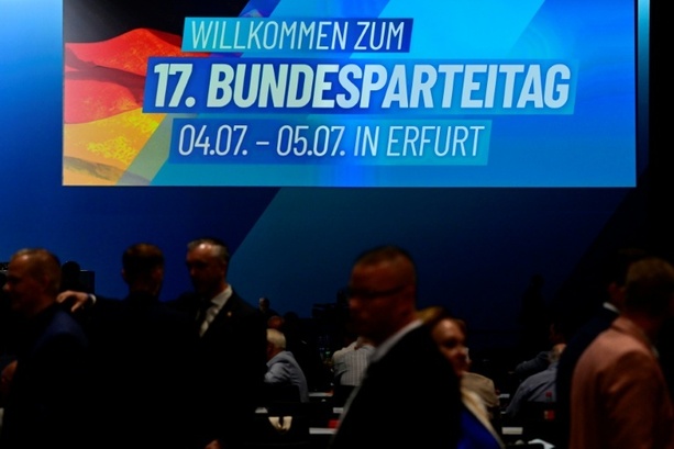 Bild vergr&ouml;&szlig;ern: Ein Herz und eine Seele: Chrupalla beschwört Einheit der AfD-Parteispitze