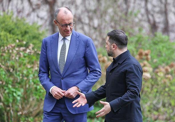 Bild vergr&ouml;&szlig;ern: Merz und Selenskyj besprechen Patriot-Raketenlieferung