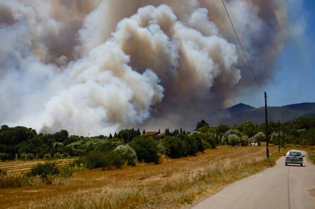 Bild vergr&ouml;&szlig;ern: Waldbrand nahe der spanischen Costa Brava weitgehend unter Kontrolle
