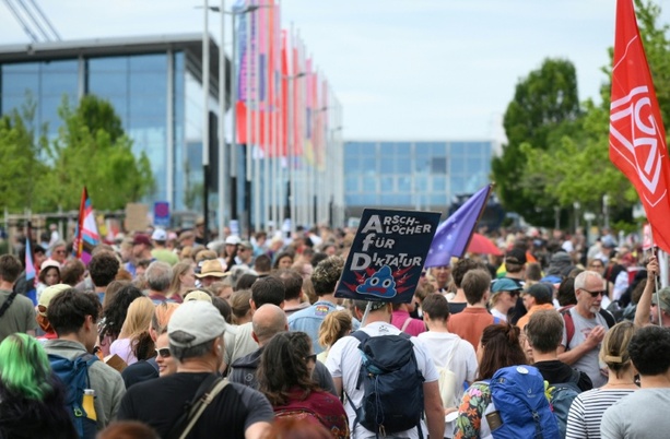 Bild vergr&ouml;&szlig;ern: Proteste gegen AfD-Parteitag: Veranstalter gehen von 50.000 Teilnehmern aus
