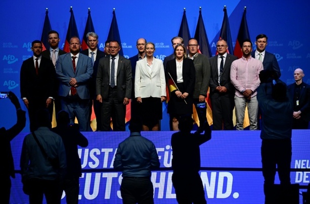 Bild vergr&ouml;&szlig;ern: AfD erhebt Machtanspruch und stärkt Doppelspitze - begleitet von Protesten
