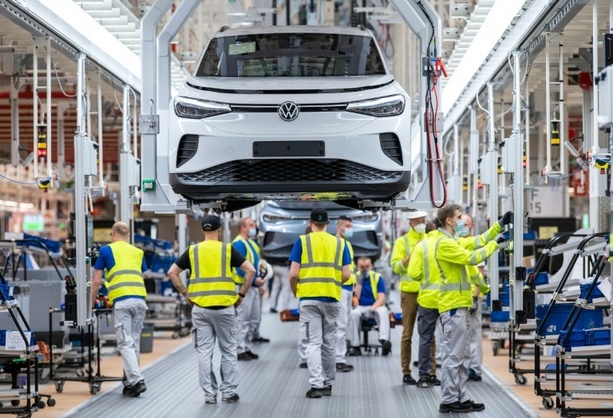 Bild vergr&ouml;&szlig;ern: Industrie erhält im Mai nach deutlichem Minus wieder etwas mehr Aufträge