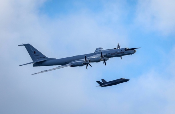 Bild vergr&ouml;&szlig;ern: Britische Kampfjets fangen russisches Militärflugzeug ab