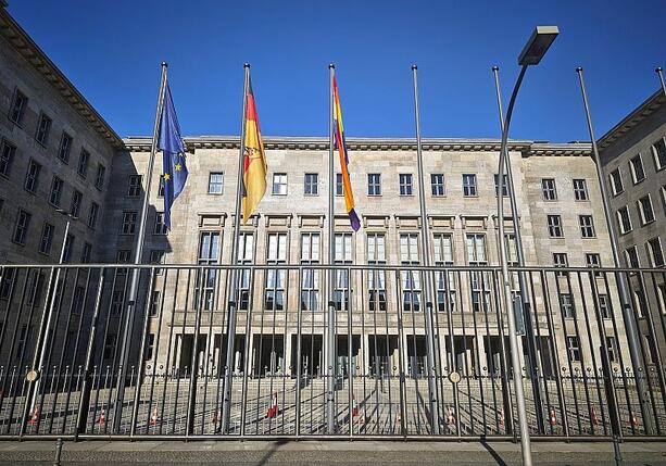 Bild vergr&ouml;&szlig;ern: Bundeskabinett bringt Haushalt auf den Weg
