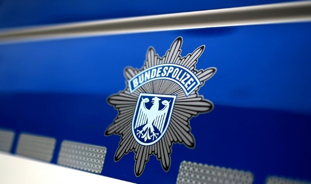 Bild vergr&ouml;&szlig;ern: Bundespolizei nimmt gesuchten Millionenbetrüger am Frankfurter Flughafen fest