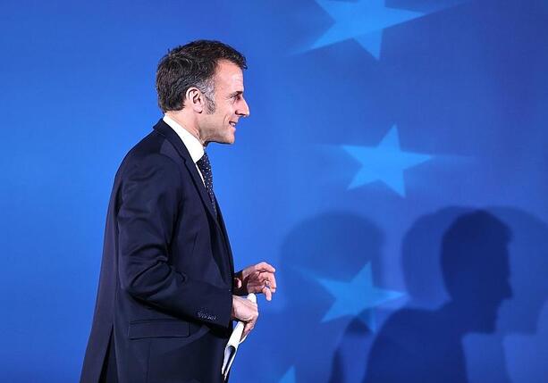 Bild vergr&ouml;&szlig;ern: Trotz Explosionen in Damaskus: Macron setzt Syrien-Besuch fort