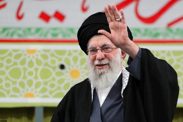 Bild vergr&ouml;&szlig;ern: Iran: Menschen in Ghom nehmen Abschied von Chamenei