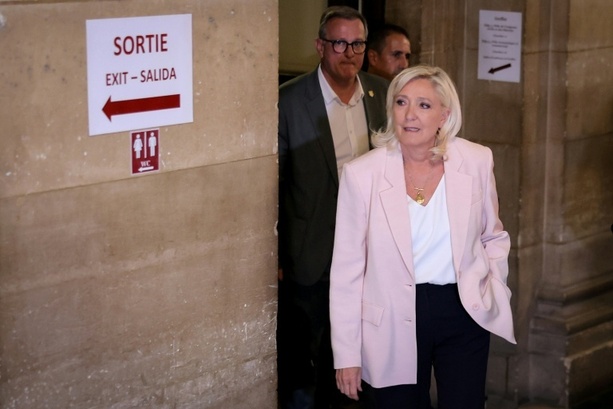 Bild vergr&ouml;&szlig;ern: Urteilsverkündung im Veruntreuungsverfahren gegen Rechtspopulistin Le Pen hat begonnen