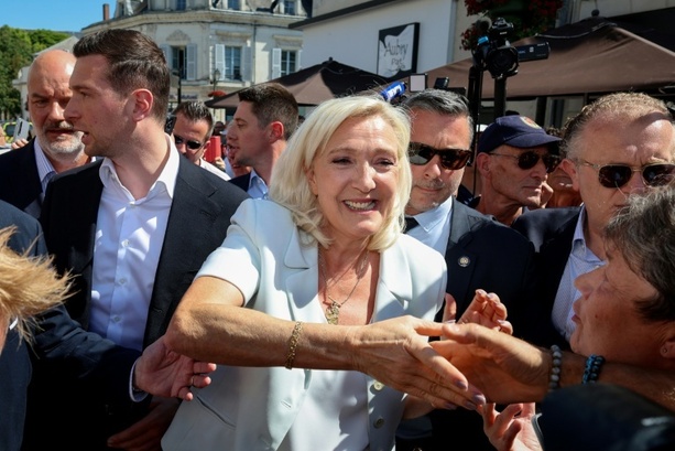 Bild vergr&ouml;&szlig;ern: Wahlkampf als Geisel: Scharfe Kritik in Frankreich an Le Pens Kandidatur