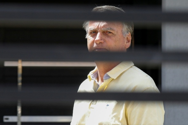 Bild vergr&ouml;&szlig;ern: Polizei sucht nach Waffen an Wohnsitz von Brasiliens Ex-Präsident Bolsonaro - ohne Erfolg