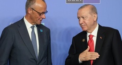 Erdogan verteilt bei Nato-Gipfel Revolver als Gastgebergeschenk