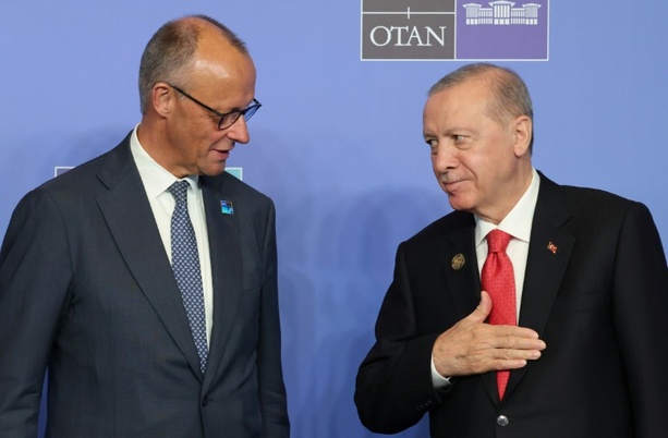 Bild vergr&ouml;&szlig;ern: Erdogan verteilt bei Nato-Gipfel Revolver als Gastgebergeschenk