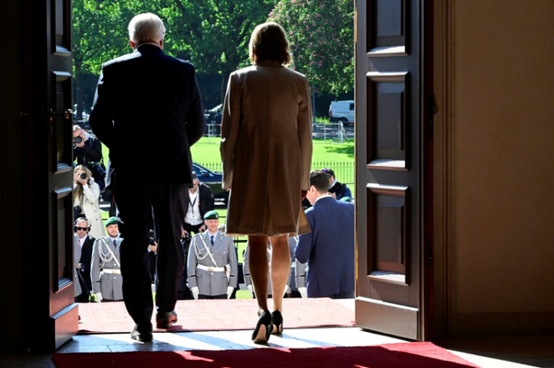 Bild vergr&ouml;&szlig;ern: Bellevue-Sanierung: Steinmeier nimmt Amtsgeschäfte am Spreebogen auf