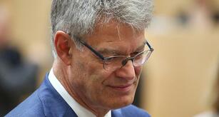 Schnieder erwartet autonome Fahrangebote noch als Minister