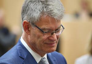 Schnieder erwartet autonome Fahrangebote noch als Minister