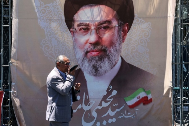 Bild vergr&ouml;&szlig;ern: Chamenei kündigt Rache für Tötung seines Vaters an - Trump droht Iran mit Vernichtung