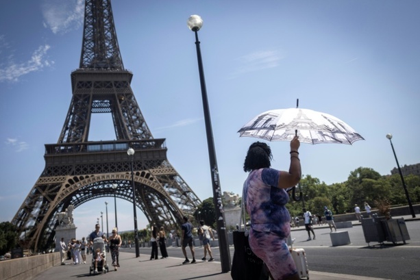 Bild vergr&ouml;&szlig;ern: Pariser Touristenattraktionen wie der Eiffelturm schließen wegen Hitzewelle früher