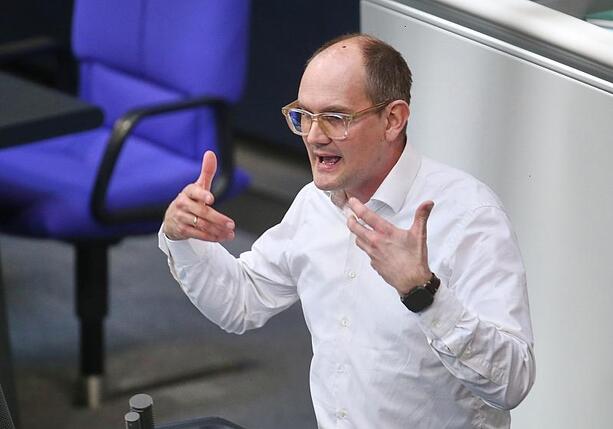 Bild vergr&ouml;&szlig;ern: Grünen-Politiker Dahmen will Deutschland notfalls mit der Waffe verteidigen