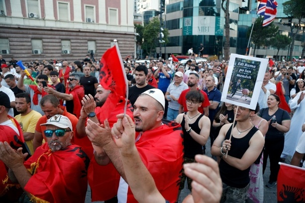 Bild vergr&ouml;&szlig;ern: Tausende protestieren gegen Bauprojekt von Trump-Familie in Albanien