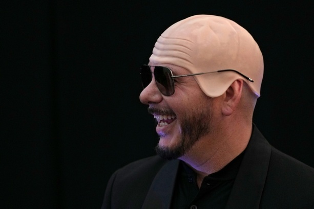 Bild vergr&ouml;&szlig;ern: Gut 22.000 künstliche Glatzen: Skurriler Rekord bei Konzert von US-Rapper Pitbull