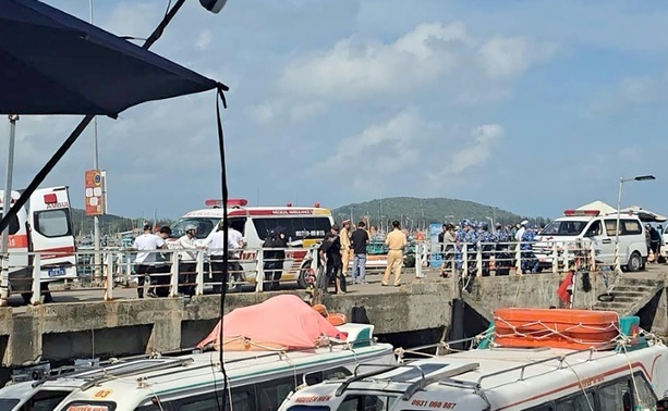Bild vergr&ouml;&szlig;ern: Tödliches Bootsunglück in Vietnam: Polizei nimmt Kapitän fest