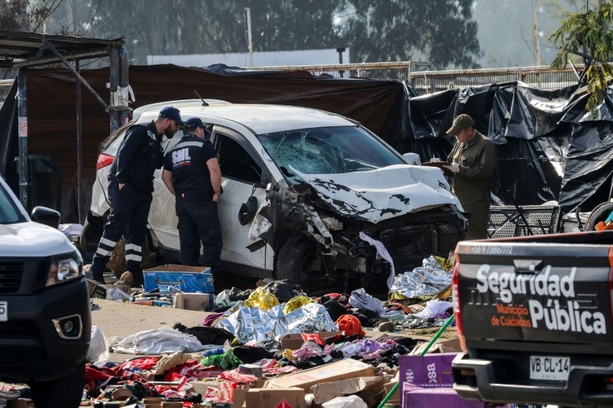 Bild vergr&ouml;&szlig;ern: Chile: Autofahrer überfährt Menschen bei Straßenfest - Mindestens sechs Tote