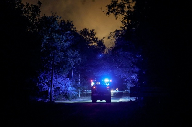 Bild vergr&ouml;&szlig;ern: Feuer im Wald von Fontainebleau südlich von Paris - zwei Löschflugzeuge unterwegs