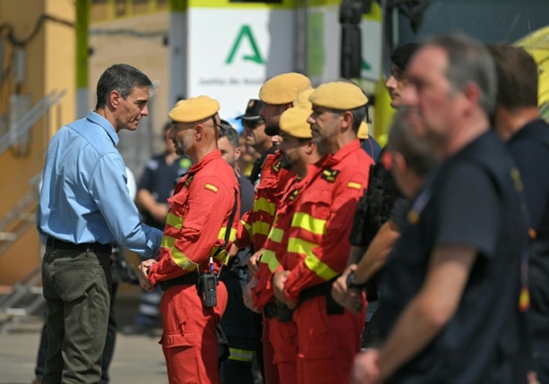 Bild vergr&ouml;&szlig;ern: Spanischer Regierungschef Sánchez besucht Waldbrandgebiet in Andalusien