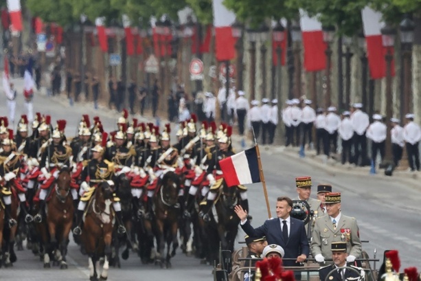 Bild vergr&ouml;&szlig;ern: Merz und weitere Staats- und Regierungschefs bei Militärparade in Paris