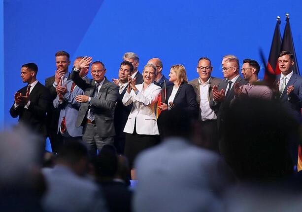 Bild vergr&ouml;&szlig;ern: Yougov: AfD verliert - bleibt aber klar stärkste Kraft