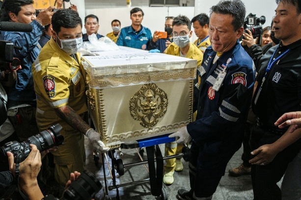 Bild vergr&ouml;&szlig;ern: Thailand: Zahl der Todesopfer nach Brand in Lokal auf 30 gestiegen