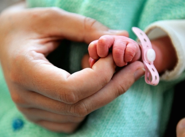 Bild vergr&ouml;&szlig;ern: Schleswig-Holstein: Baby kommt auf Autobahnrastplatz zur Welt