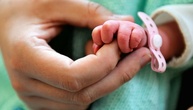 Schleswig-Holstein: Baby kommt auf Autobahnrastplatz zur Welt
