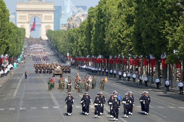 Bild vergr&ouml;&szlig;ern: Merz und Selenskyj verfolgen die bislang größte Militärparade zum französischen Nationalfeiertag