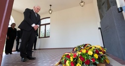 Bundespräsident legt Kranz für Opfer von Flutkatastrophe in Ahrtal nieder