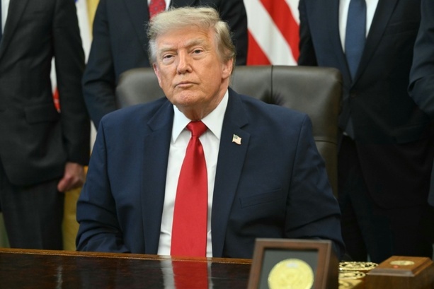 Bild vergr&ouml;&szlig;ern: Kehrtwende: Trump verzichtet auf Gebühr für Schiffsfracht in Straße von Hormus