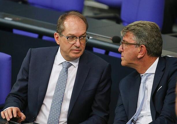 Bild vergr&ouml;&szlig;ern: Dobrindt unterstützt Mahnmal für RAF-Opfer - Weimer will prüfen