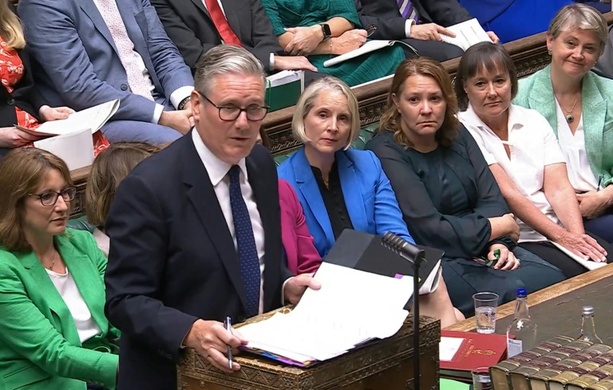 Bild vergr&ouml;&szlig;ern: Scheidender britischer Premier Starmer sichert Nachfolger Burnham Unterstützung zu