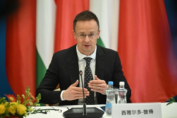 Bild vergr&ouml;&szlig;ern: Ungarn: Orbans Ex-Außenminister wechselt zu chinesischem E-Auto-Hersteller BYD