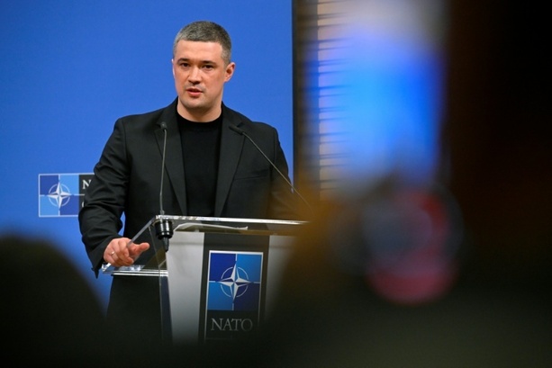Bild vergr&ouml;&szlig;ern: Ukrainischer Verteidigungsminister Fedorow erklärt seinen Rücktritt