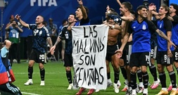 Argentiniens Spieler feiern WM-Sieg über England mit Falkland-Botschaft