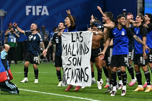 Bild vergr&ouml;&szlig;ern: Argentiniens Spieler feiern WM-Sieg über England mit Falkland-Botschaft
