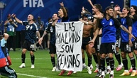 Argentiniens Spieler feiern WM-Sieg über England mit Falkland-Botschaft