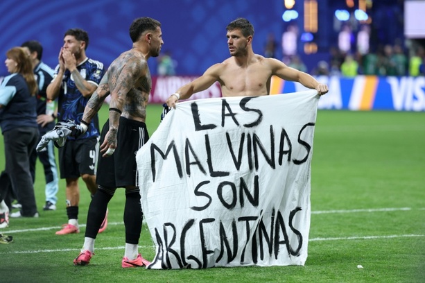 Bild vergr&ouml;&szlig;ern: Falkland-Transparent bei WM: Britischer Minister fordert Fifa-Ermittlungen gegen Argentinien