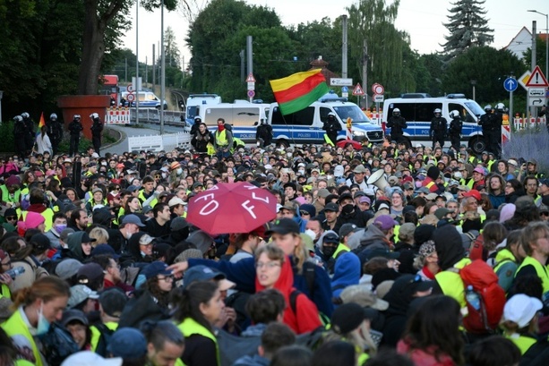 Bild vergr&ouml;&szlig;ern: Gewalt gegen Journalisten bei Protesten gegen AfD-Parteitag: Verdächtige identifiziert