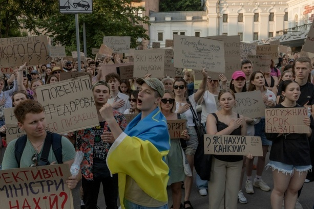 Bild vergr&ouml;&szlig;ern: Erneut Proteste in Kiew nach Ablösung von beliebtem Verteidigungsminister