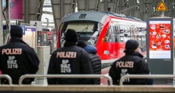 Bahn-Mitarbeiter stürzt bei Auseinandersetzung mit Fahrgast aus fahrendem Zug