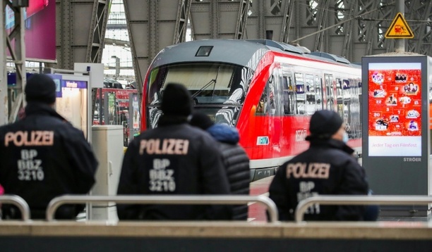 Bild vergr&ouml;&szlig;ern: Bahn-Mitarbeiter stürzt bei Auseinandersetzung mit Fahrgast aus fahrendem Zug